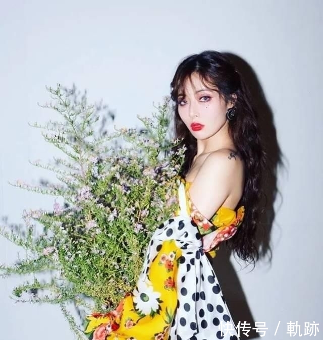  『花朵』2020开春 流行穿“开满花”的裙子，谁穿谁美！