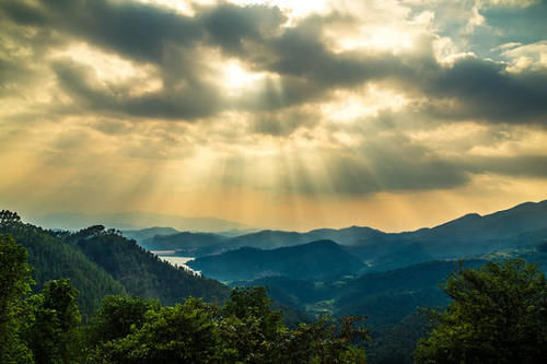  【发展】广西受人瞩目的一座城市，有着“岭南美玉”的美称，发