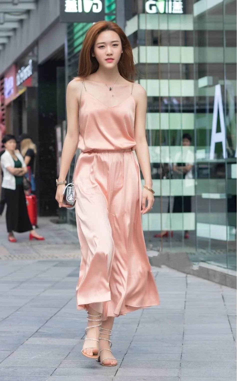 娇美的吊带裙小姐姐，长相甜美，皮肤白皙，走路的样子很霸道