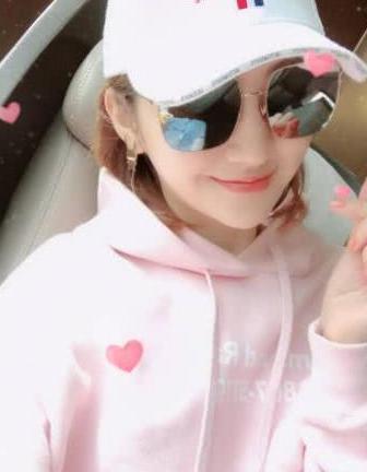 景甜亮相纽约时装周，黑色短裙魅力十足，网友：难怪张继科会爱上