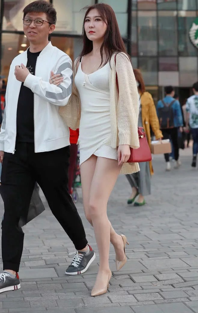 气质小姐姐修身穿搭完美的展现了小姐姐的身材曲线，十分的性感妩