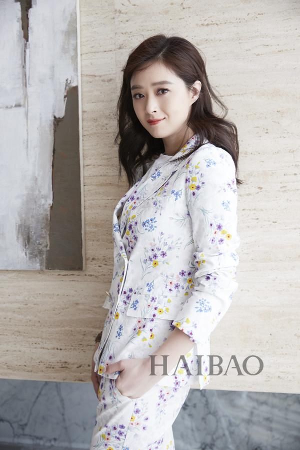 一向低调的周韵气场竟比老公姜文还强？送她上热搜的一字肩和天鹅