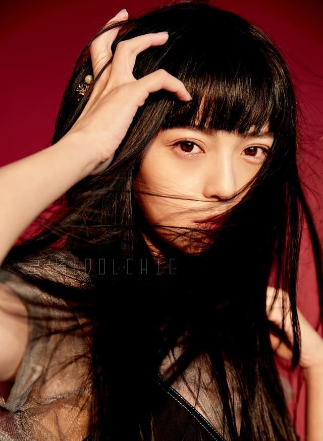 王妍之曝个性复古写真 气质冷艳展前卫时尚感