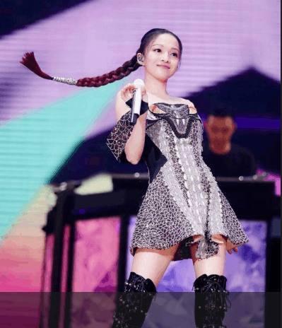 张韶涵穿波点裙撞上热巴,大10岁完全不输,网友:这才是真女神