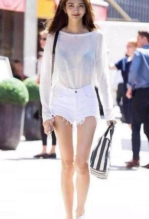 街拍：身姿典雅，静谧的外表，时髦的装扮热情有活力！