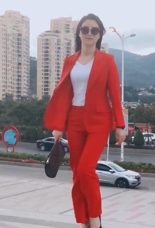  『穿搭起来』身穿西装的轻熟美女，戴上墨镜，迈出气场十足的步伐