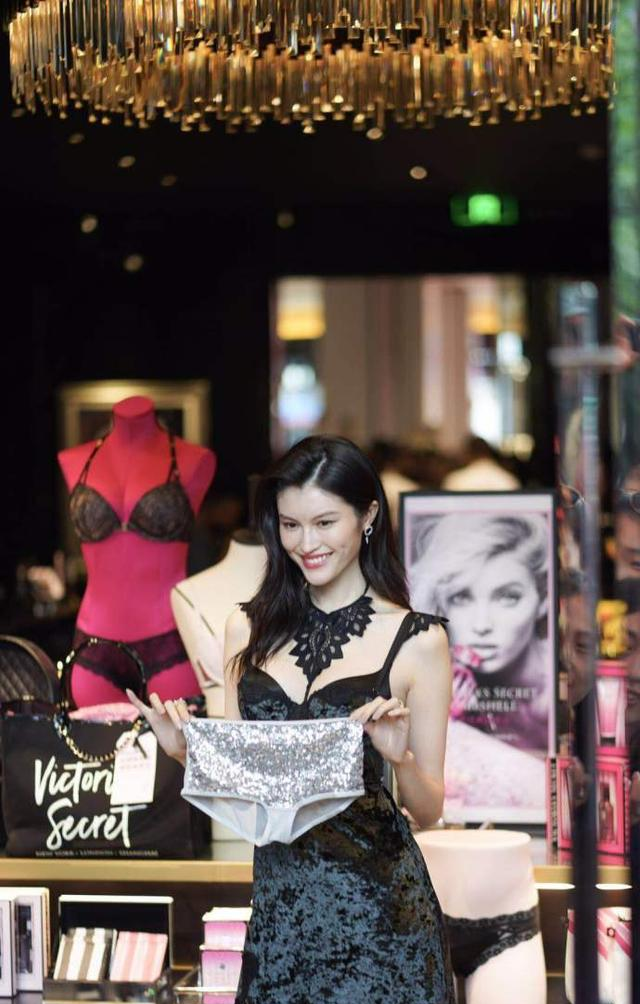长着一张仙女脸的超模，现身杭州维密店，手拿内衣与粉丝互动
