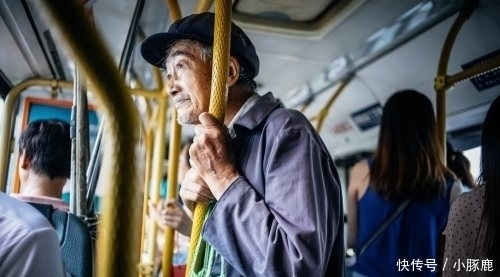 老人坐公交车没带钱,乘客向司机求情,司机说的话让全车人傻了眼