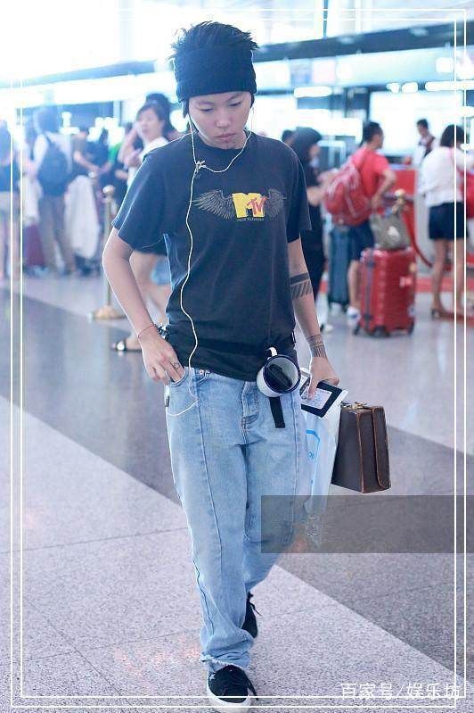 原以为杨丽萍的竹篮够奇葩的了，当看到窦靖童的木箱，我惊呆了