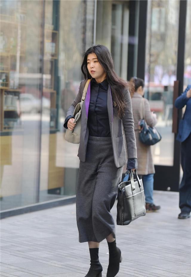  #位美女选择一#春天穿着短靴，要选择高跟款式还是平底短靴，怎样穿出春季感觉？