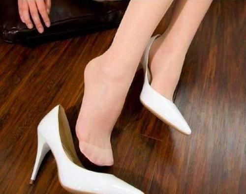 时尚精美的细脚高跟鞋，顺畅的线条勾勒出迷人的小脚，特别有气质