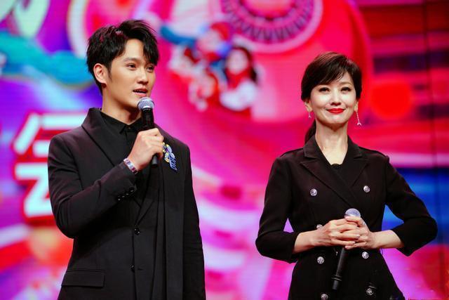 看起来■像极了妈妈,在33岁儿子前赵雅芝终于不装满脸皱纹暴露真实状态