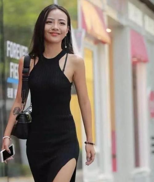  #迷人#街拍：身材苗条的小姐姐，一条黑色开叉连衣裙，时尚魅力迷人