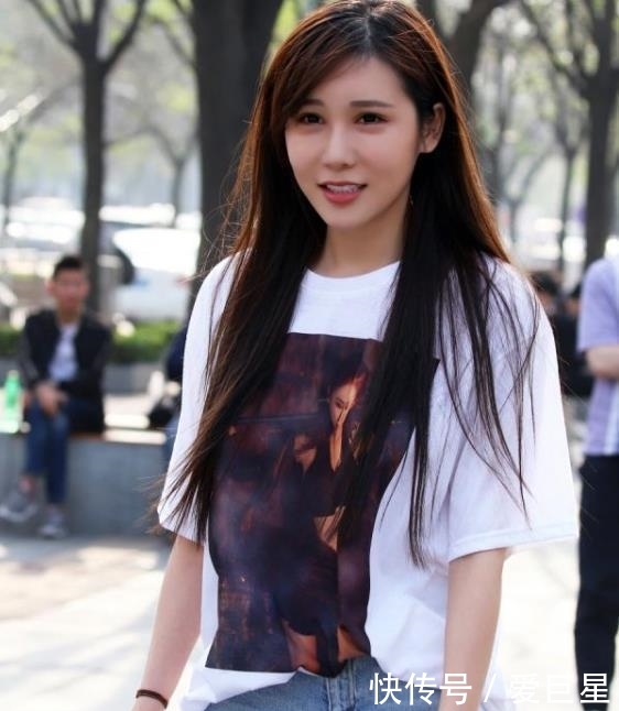 【笑嫣然】街拍:语笑嫣然的美女,一件休闲上衣配牛仔热裤,清新靓丽迷人