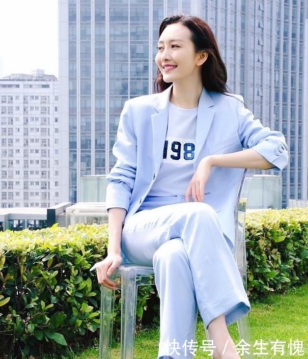 【 王鸥】穿真空西装领口开到腰，37岁身材真有“料”，王鸥真是豁出去了