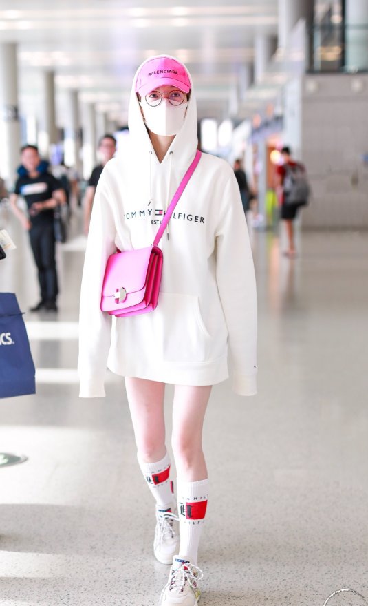 32岁的江疏影运动风现身，少女感十足，网友:真会搭配!