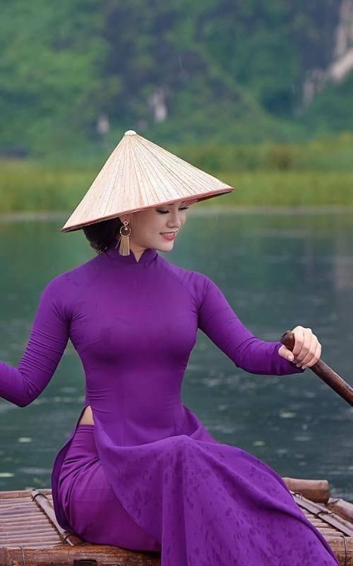  『小姐姐』街拍：小河里的丝滑长裙小姐姐，温文尔雅！