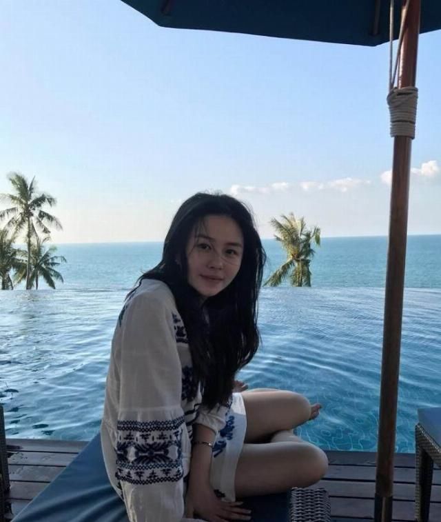  「不少网友」同为星二代，任达华邱淑贞女儿拒进娱乐圈，她却放弃梦想毅然入圈
