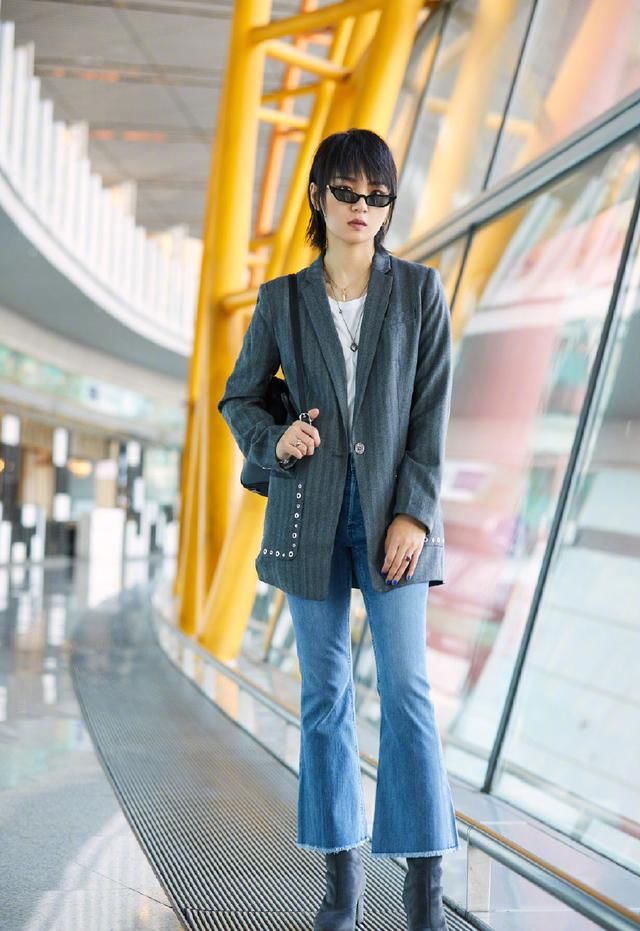 周笔畅真霸气！黑色高腰皮裤穿出1米8大长腿，网友：恨天高太抢镜