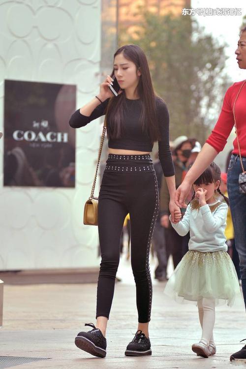 时尚辣妈，黑色紧身装大秀身材，好身材是藏不住的！