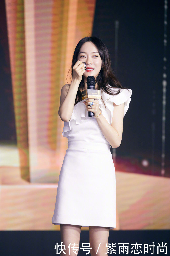 霍思燕穿斜肩裙现身，看起来80斤都不到，网友：再胖点都穿不了！