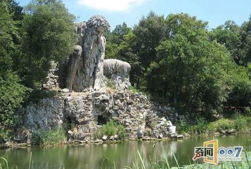 山林深处发现这个石像，石像里面却大有乾坤