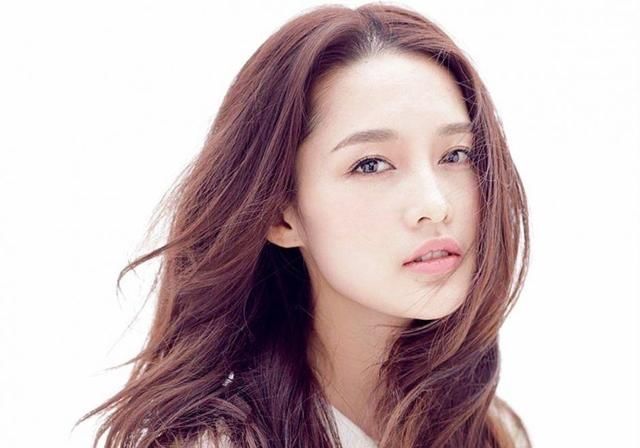 李沁穿露肩裙出席活动，发型师遭网友评论:这次必须不给盒饭吃!