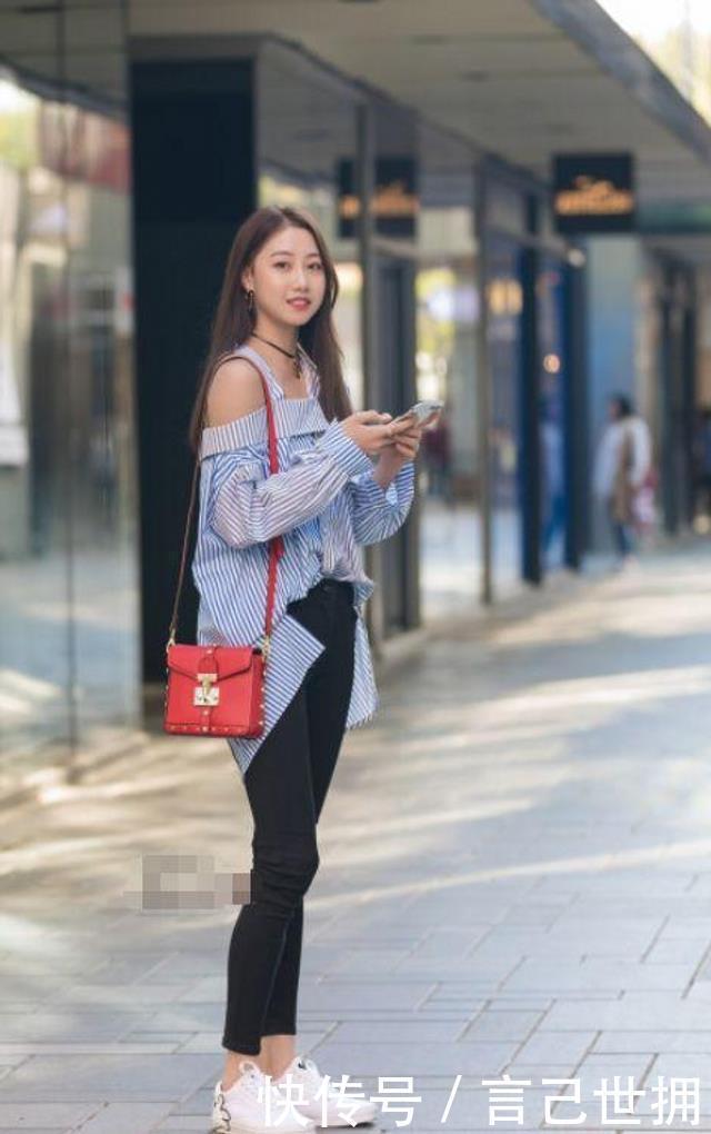  [美女]路人街拍，美女直接搭配一件超短热裤，大长腿完美呈现