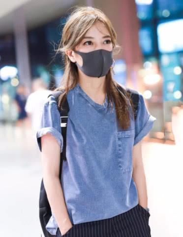 赵薇不过换了个发色，和杨颖撞脸，穿搭随意还和杨颖一样瘦！