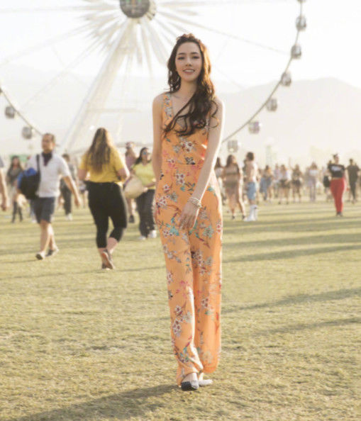 郭碧婷穿低领玩起性感，散发女人独特韵味!