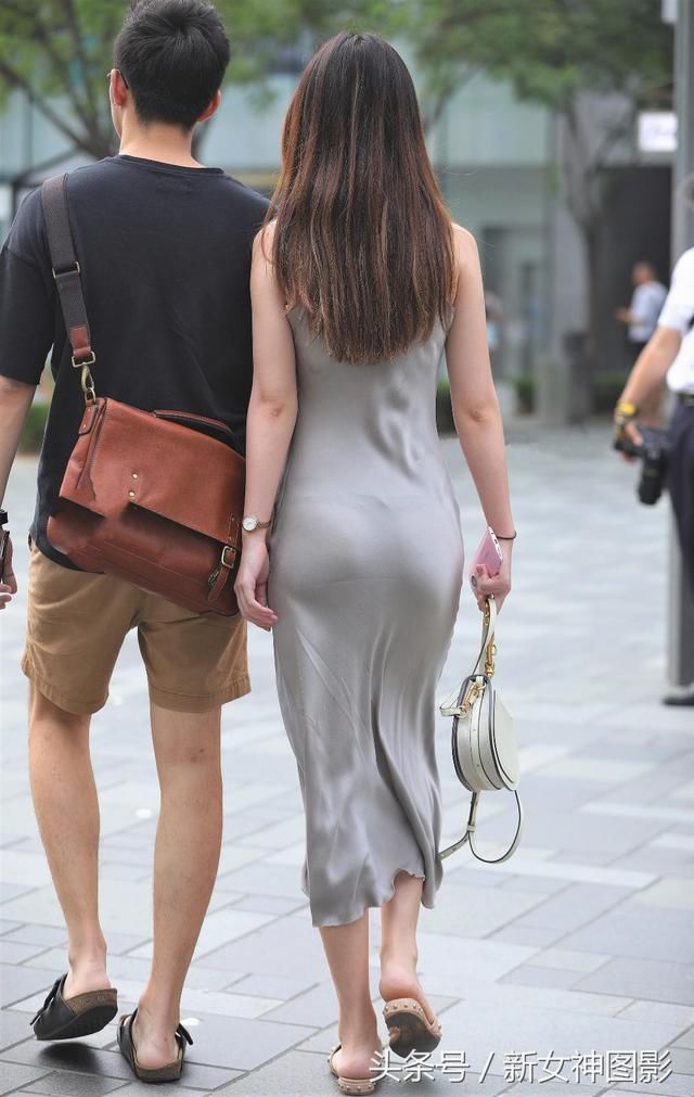 街拍美女：穿吊带睡裙的小姐姐，优雅又迷人！