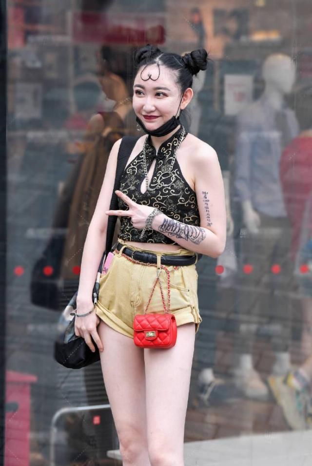  #喜欢#街拍：明明喜欢的是你，却在你面前开着你和别人的玩笑