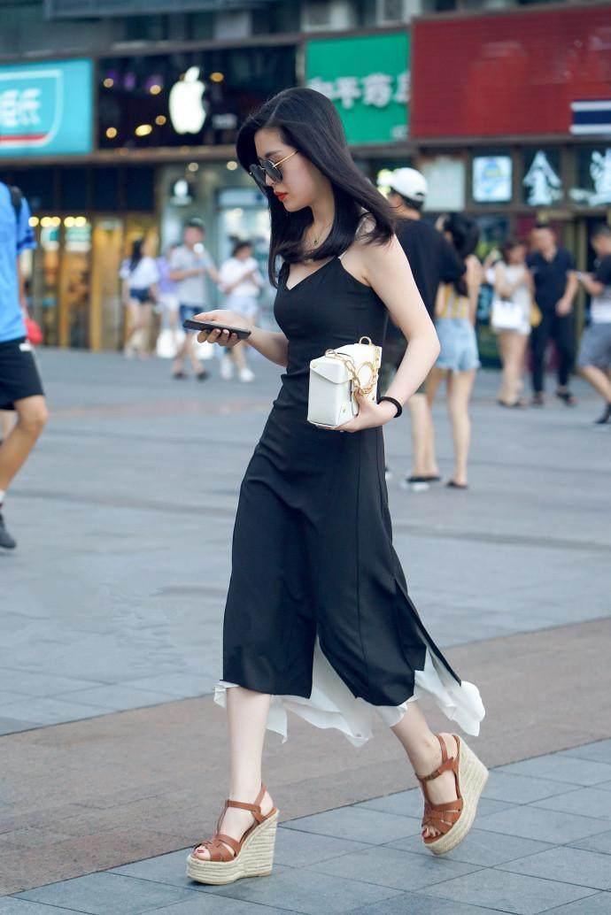 街拍：苗条的身材自然美丽，但是微胖丰满的也有独特的韵味！