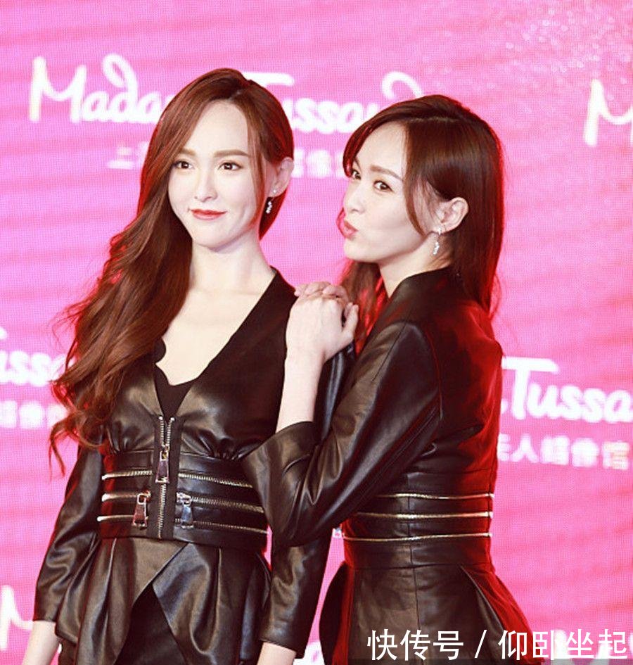 唐嫣为自己的蜡像揭幕 穿同款黑色开叉长裙秀大长腿似孪生姐妹