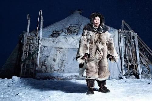 北极圈的“好客”民族,捕鱼打猎吃生肉,夜晚让妻子“招待”游客