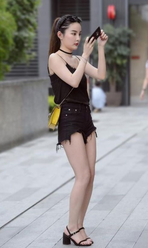 时尚:街拍:丸子头美女温婉优雅的穿搭,时尚又大气