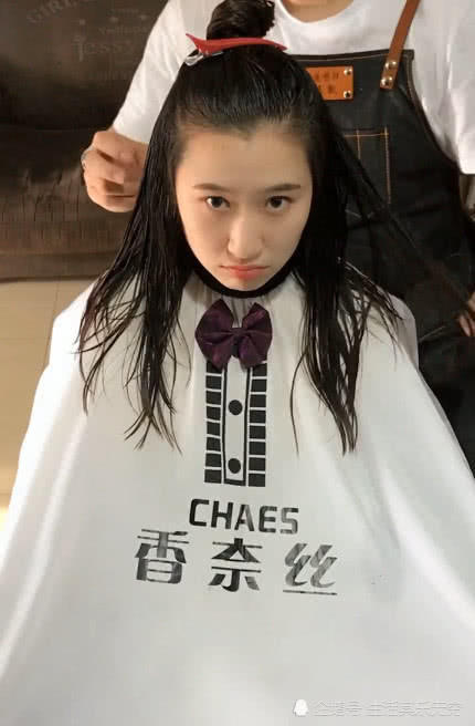 可爱的小姐姐理发,一脸的不开心剪完笑起来太好看了