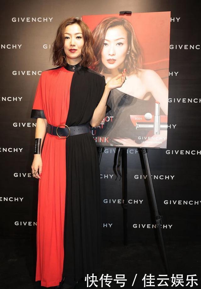 45岁郑秀文与41岁陈数,穿同一条拼接长裙,差距有点大!