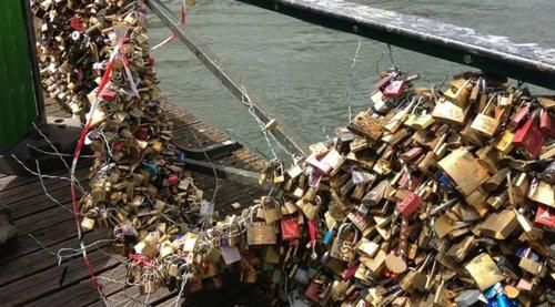 你们的爱情信物，都变成了景区垃圾