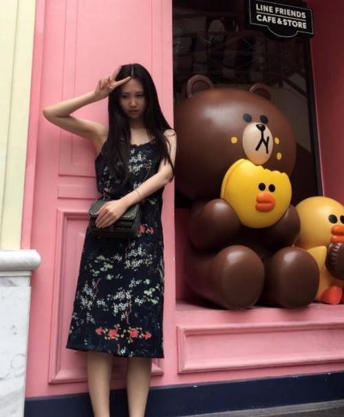 街拍：苗条美腿性感的小姐姐，搭配上性感大方像风景线！