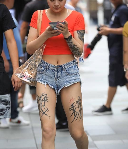 艳丽小姐姐鲜艳穿搭展现丰满浑圆的曲线，美腿上的纹身很有看头