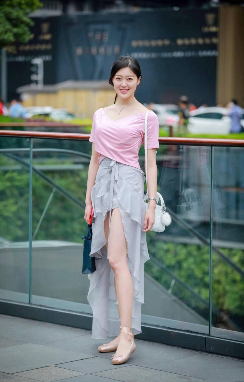 街拍：图3美女真会玩，裙子像“窗帘”，图5美女衣服像烂了