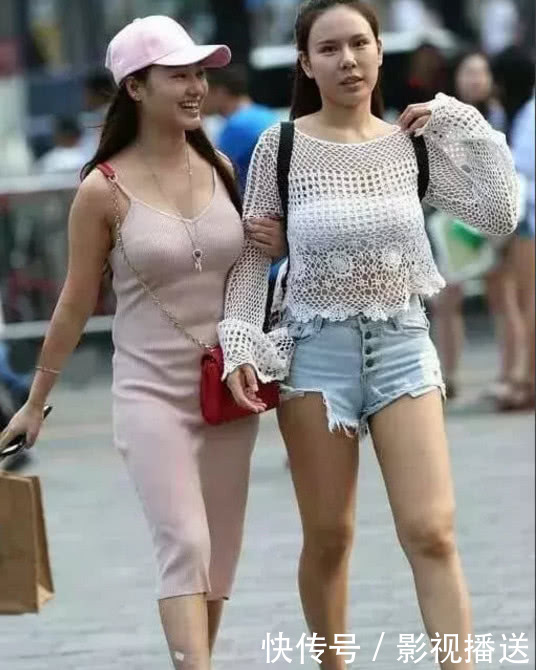 街拍:海纳百川,有容乃大。小姐姐诠释的非常到位!