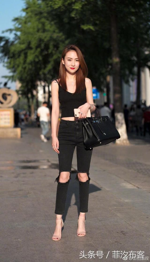 街拍:会穿搭的美女走在街头是一道风景,看着就是一种享受!