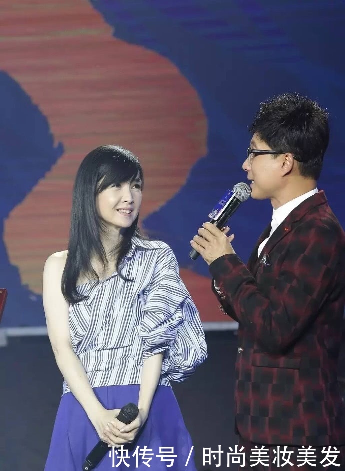 50岁周慧敏太狠了！裙子提到胸口处，衬衫都被挤变形了！