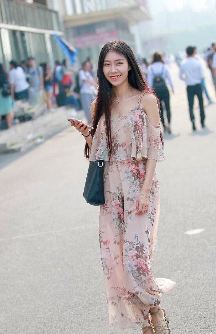 小姐姐身穿雪纺吊带衣，清爽轻盈，迷人的笑容很有女神范！