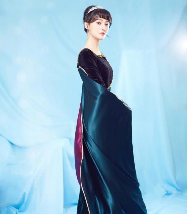「 优雅」双双挑战丝绒裙，小个子不输大长腿？，168cm郑爽和159cm鞠婧祎