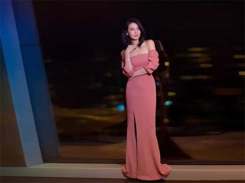 女神高圆圆机场新秀，气质碾压全场，轻松驾驭“原谅色”