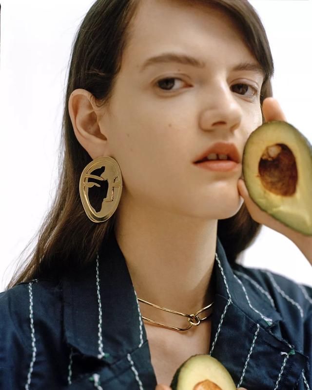 有一种“极简主义”，把女人的身体戴在耳朵上