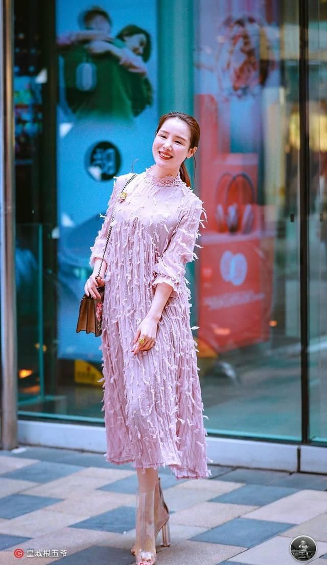  「女性」街拍：时尚美女们的穿搭，百搭不挑人，适用于大部分女性穿着